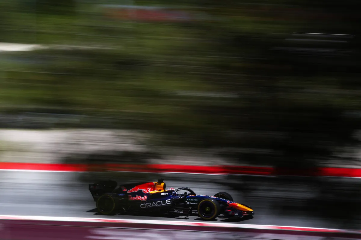 De Red Bull RB22 van Max Verstappen tijdens VT1 GP Barcelona in 2026