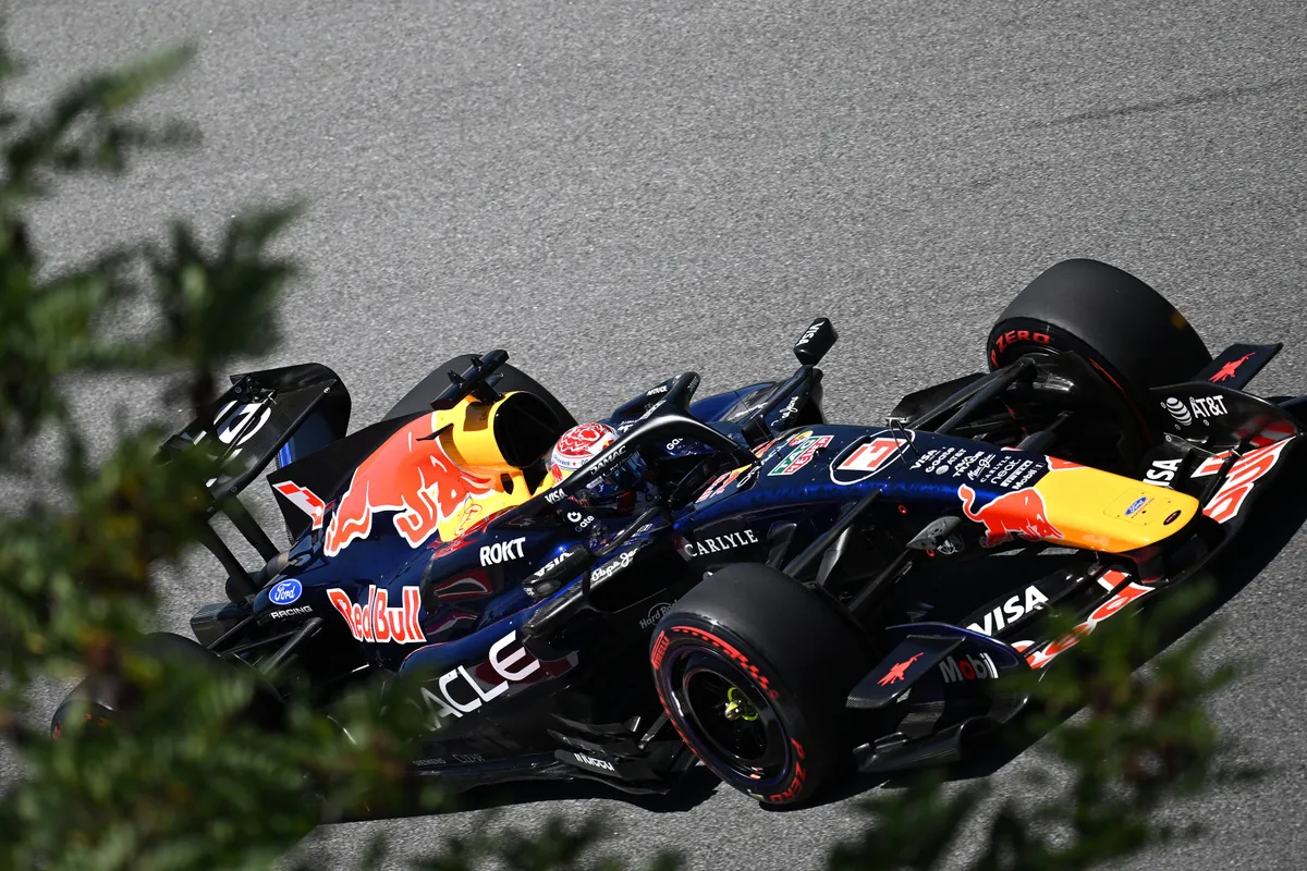 Max Verstappen in de Red Bull RB22 tijdens VT2 in Barcelona