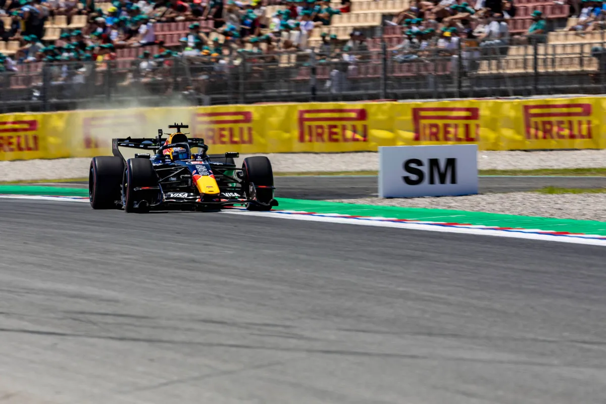 Max Verstappen op het rechte stuk in Barcelona tijdens VT2