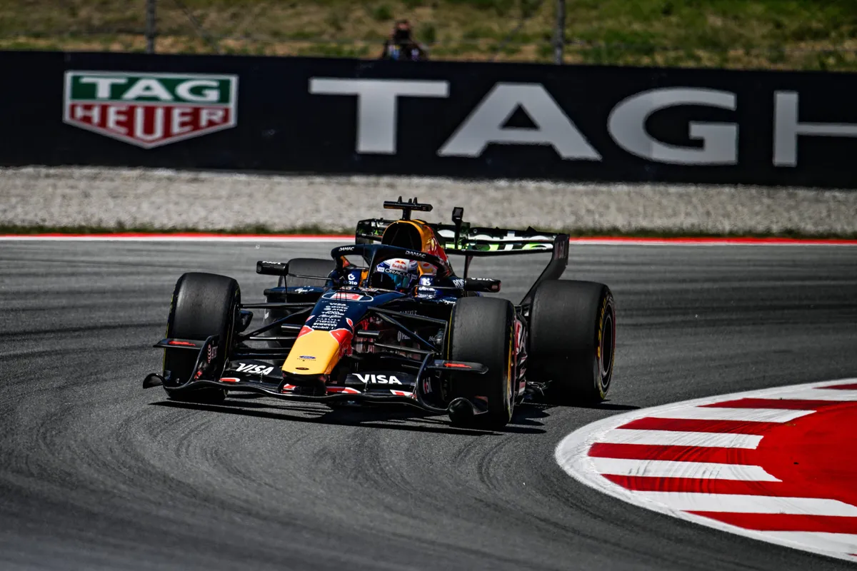 Max Verstappen in de Red Bull Racing RB22 tijdens VT2 in Barcelona