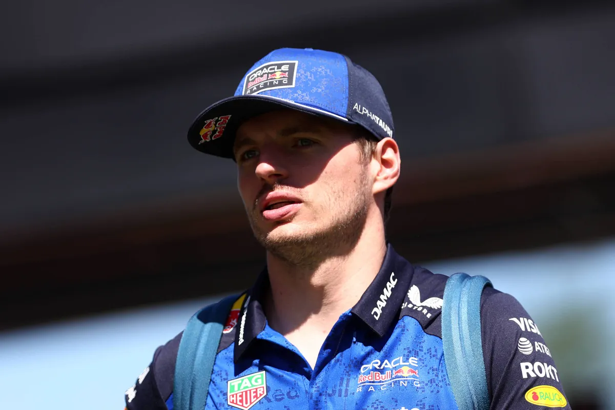 Max Verstappen kijkt teleurgesteld in de F1-paddock in Barcelona