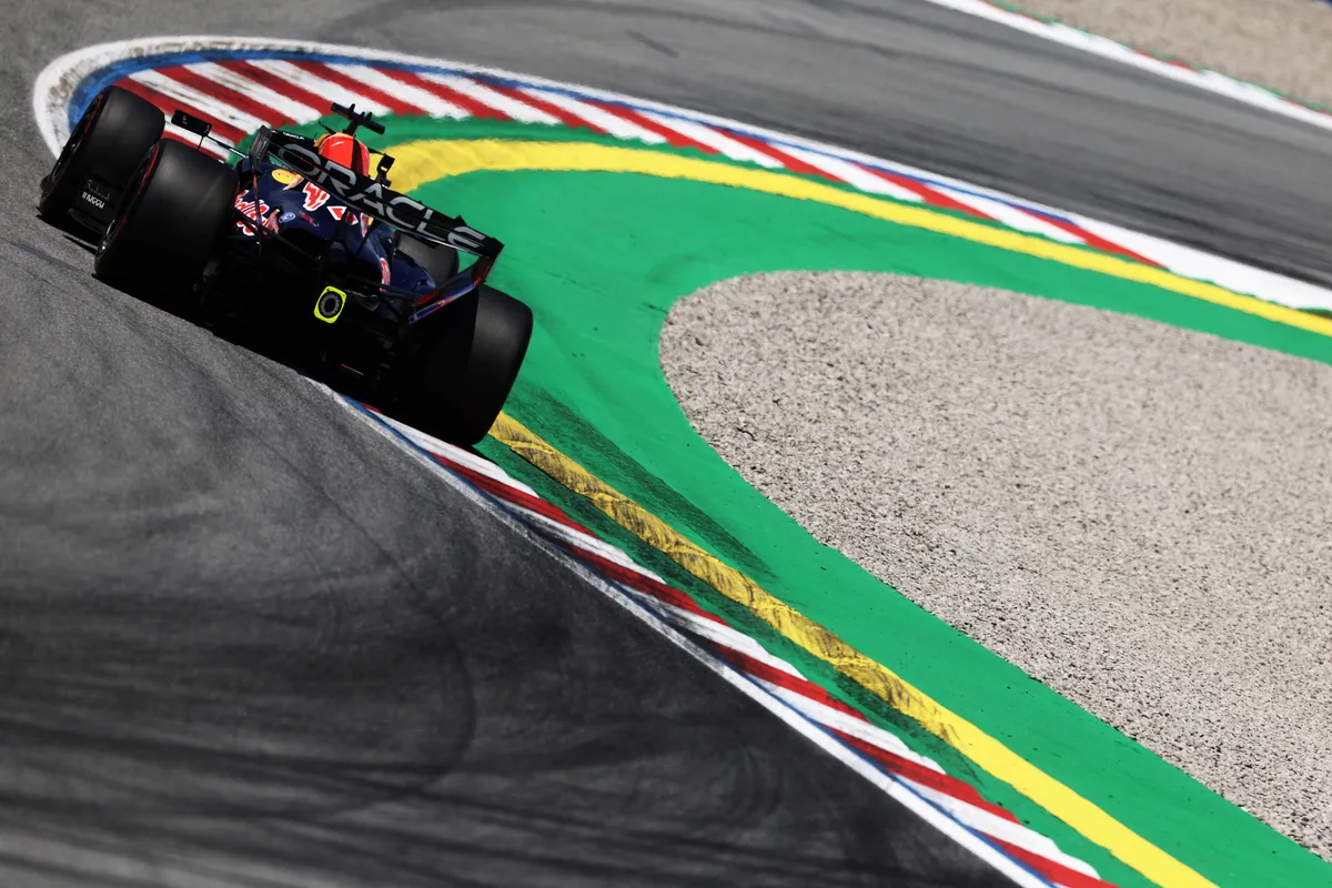De achterkant van de Red Bull van Max Verstappen in Barcelona