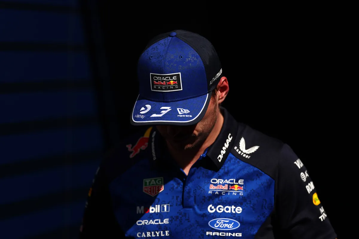 Max Verstappen voor Red Bull Racing in de F1-paddock