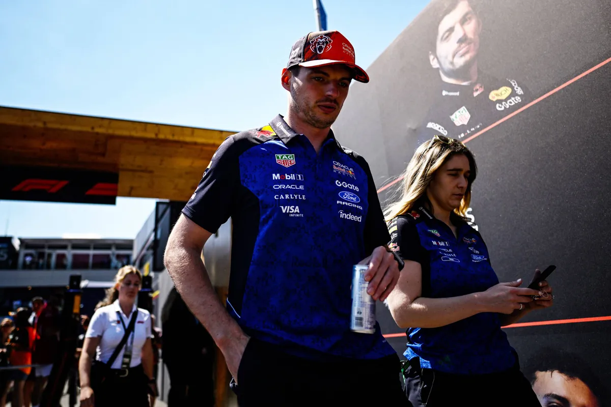 Max Verstappen loopt in de F1-paddock in Oostenrijk met zijn mediamanager