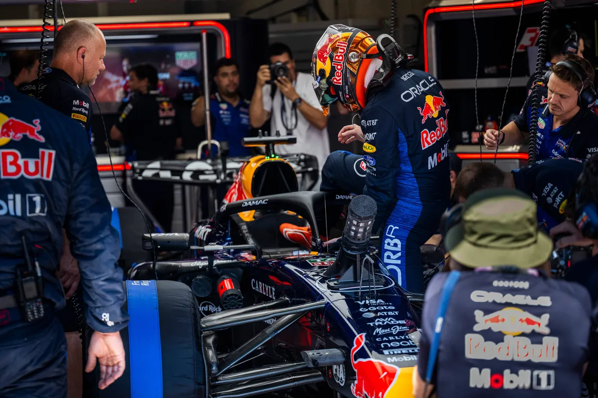 Max Verstappen in de Red Bull RB22 in de garage in Oostenrijk