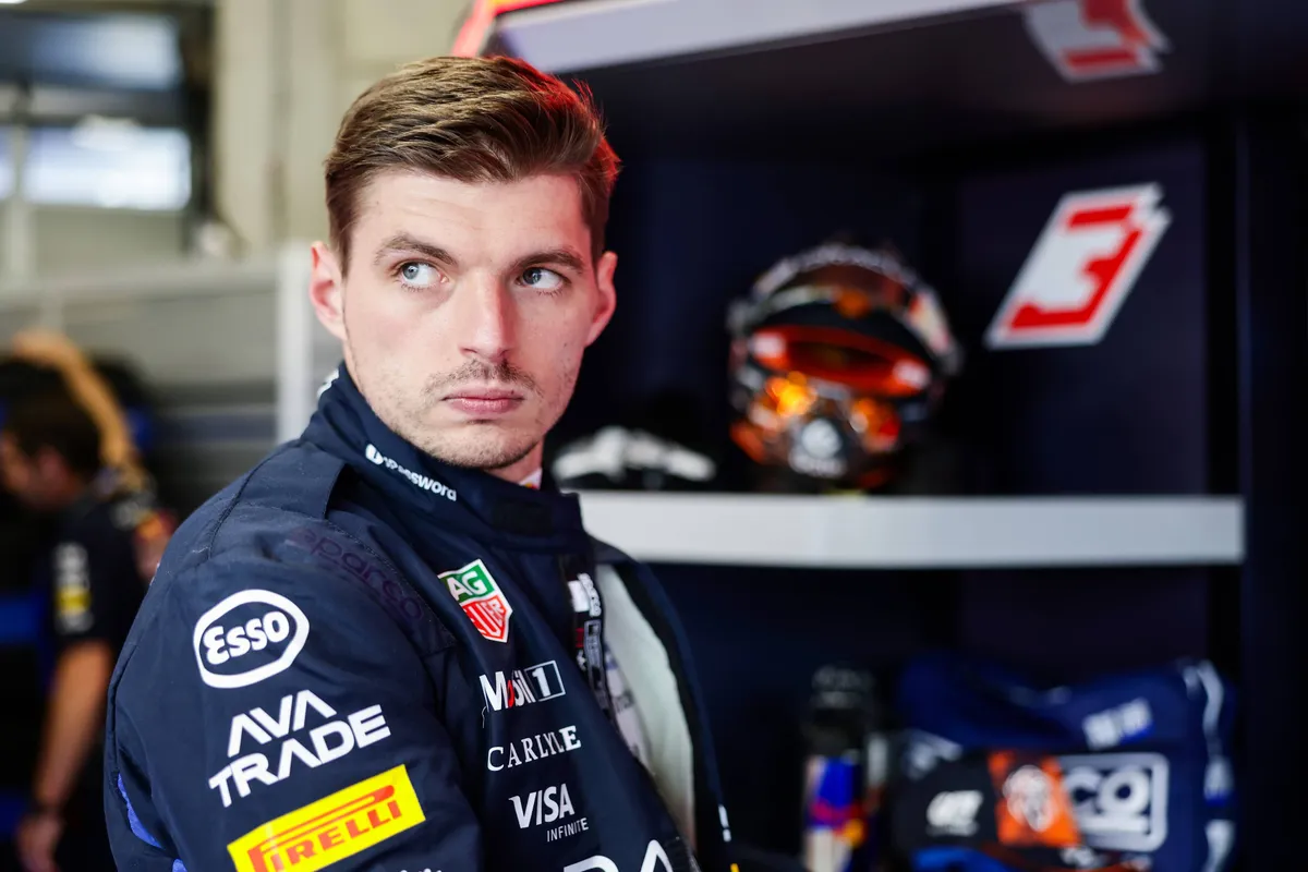 Max Verstappen kijkt kwaad in de Red Bull-garage