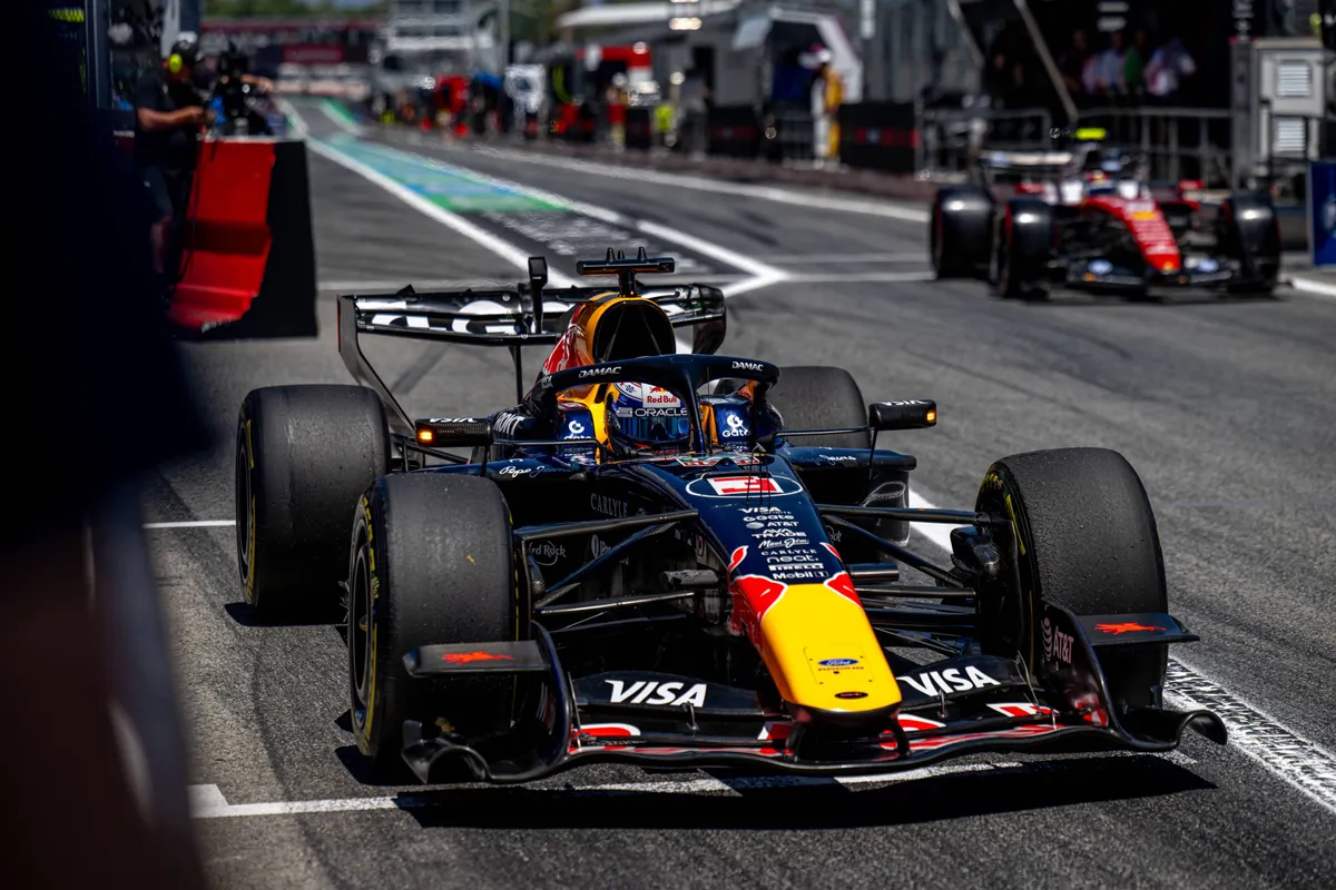 Max Verstappen doet een proefstart in Barcelona voor de Ferrari van Lewis Hamilton