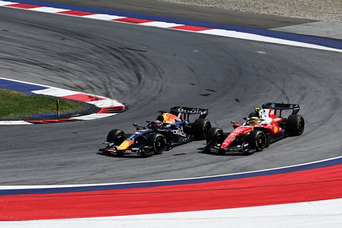 Max Verstappen en Lewis Hamilton in gevecht in Oostenrijk