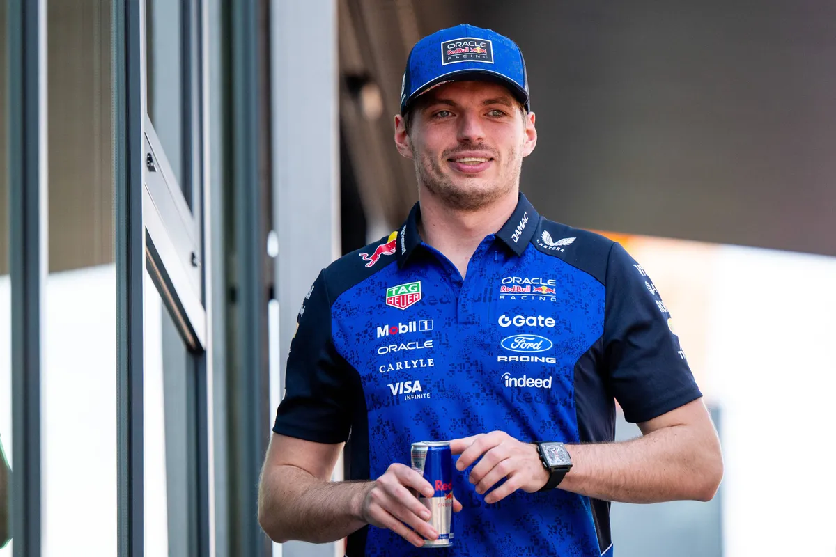 Max Verstappen lacht in de F1-paddock in Barcelona tijdens de donderdag