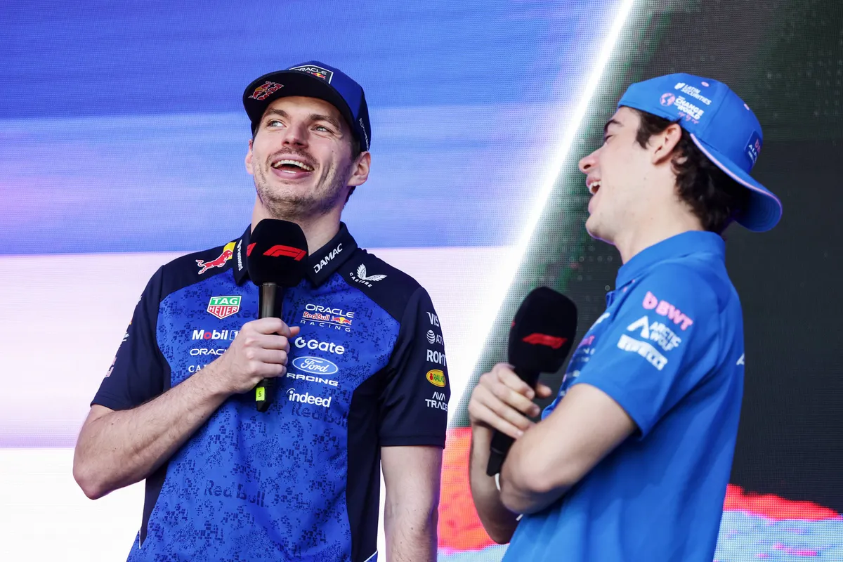 Max Verstappen en Franco Colapinto lachen in Barcelona