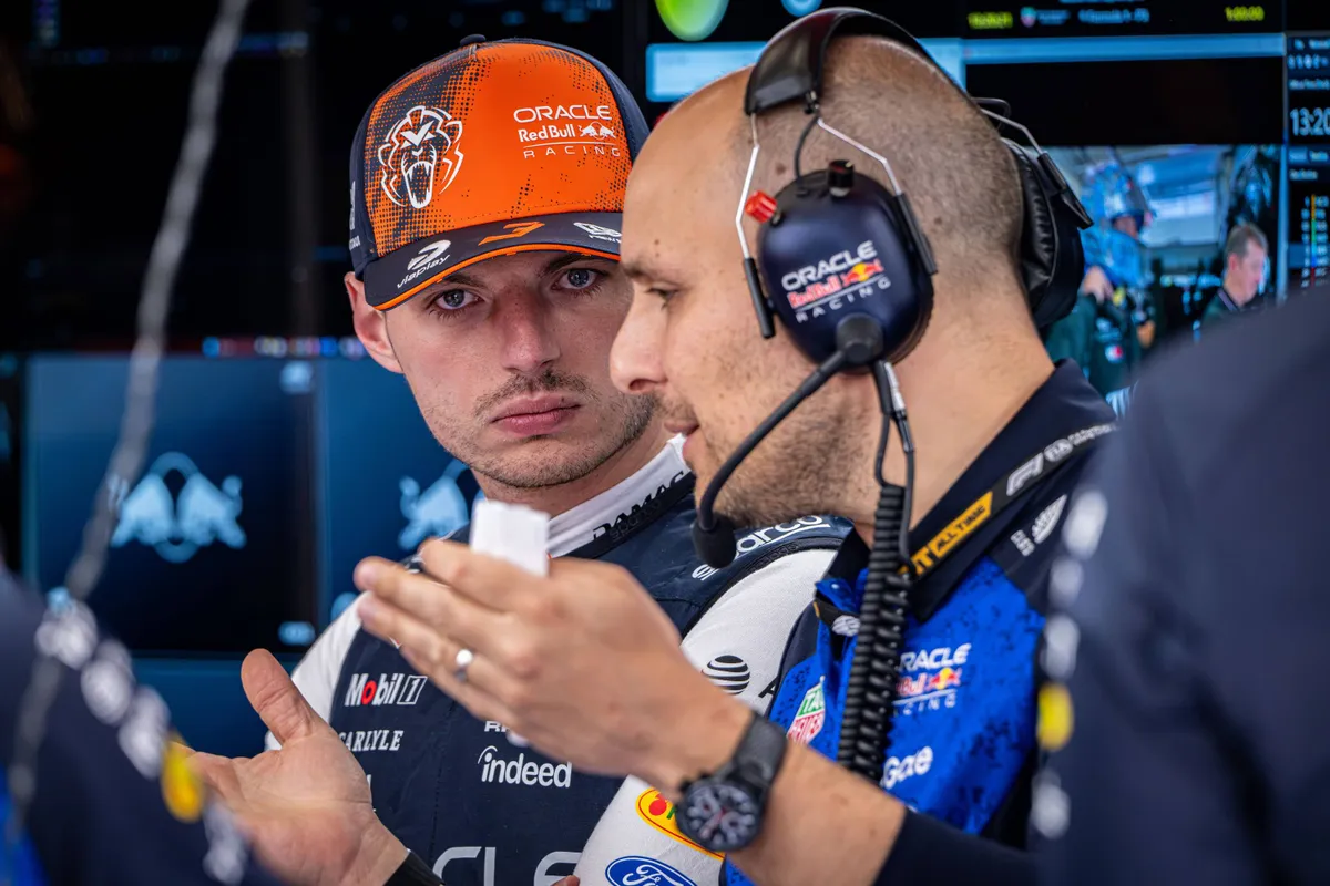 Max Verstappen en Gianpiero Lambiase, die naar McLaren vertrekt, in gesprek