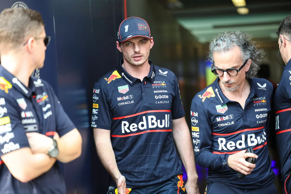 Max Verstappen en Red Bull-baas Laurent Mekies in de F1-paddock