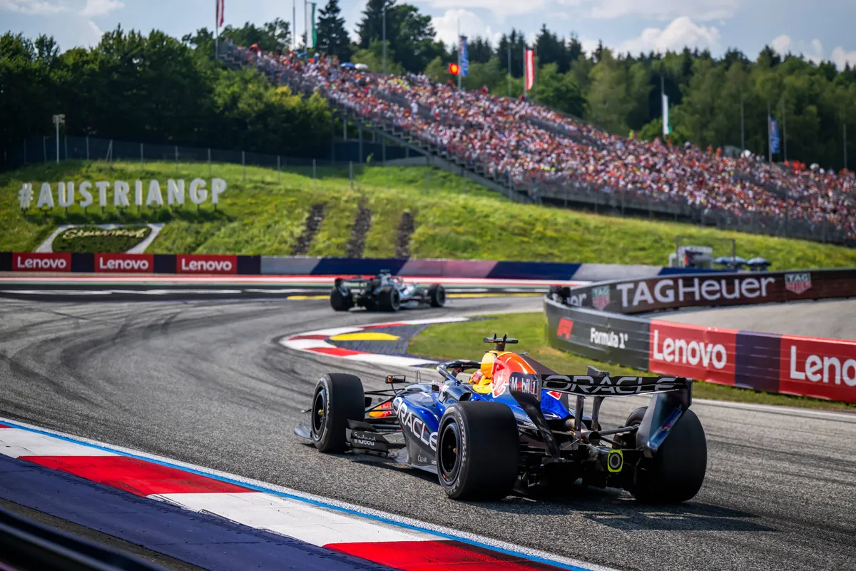 Max Verstappen achtervolgt George Russell in Oostenrijk