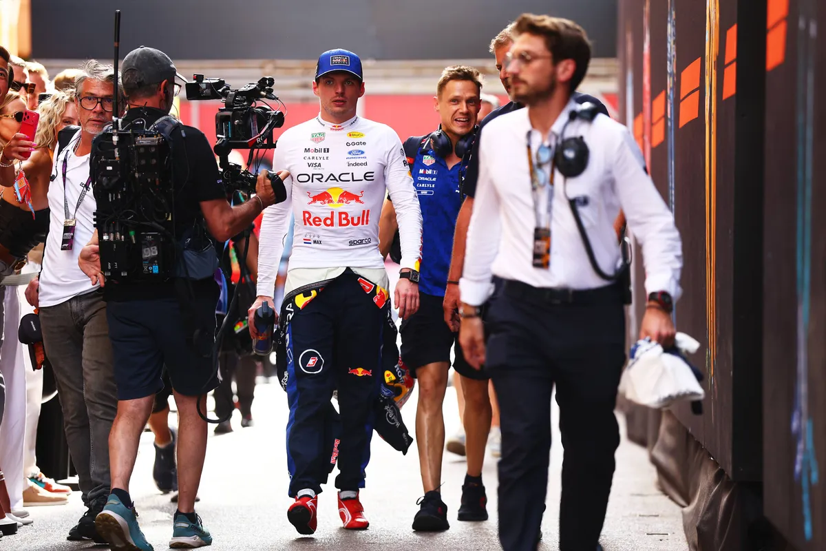Max Verstappen in de F1-paddock in Monaco