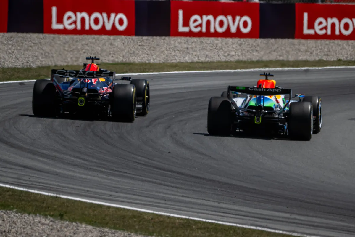 Max Verstappen haalt een Racing Bulls-auto in tijdens de race in Barcelona