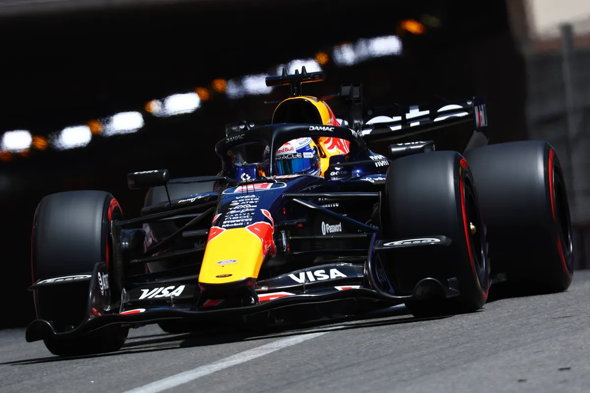 Max Verstappen komt de tunnel in Monaco uitgereden in zijn Red Bull RB22