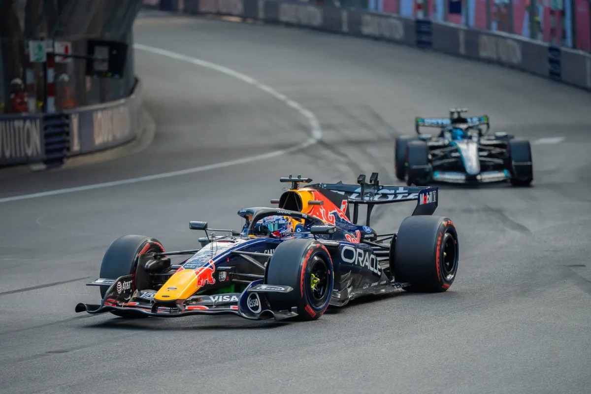 Max Verstappen en George Russell in Monaco op vrijdag VT2