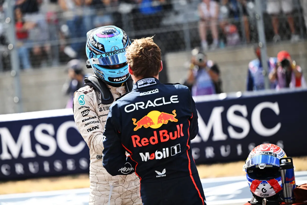 Max Verstappen en George Russell feliciteren elkaar
