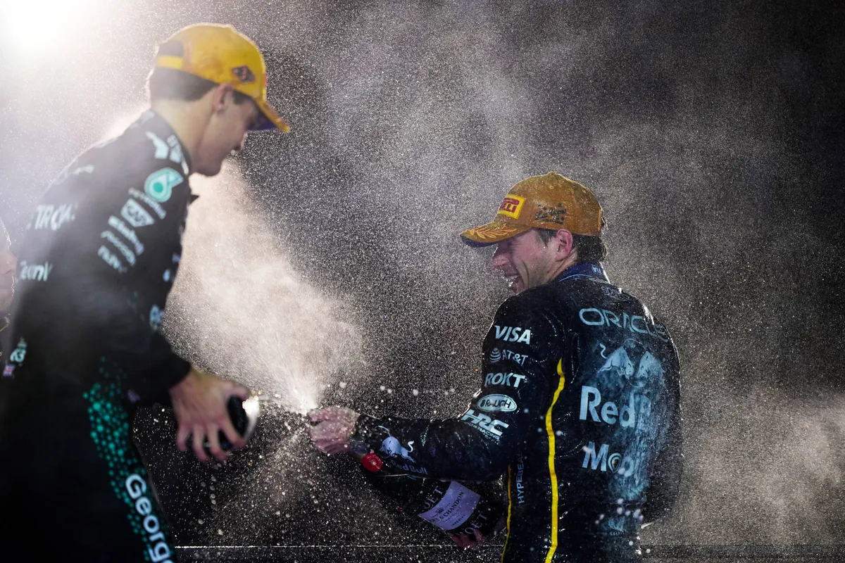 Max Verstappen en George Russell op het podium tijdens de F1 Grand Prix van Las Vegas in 2025