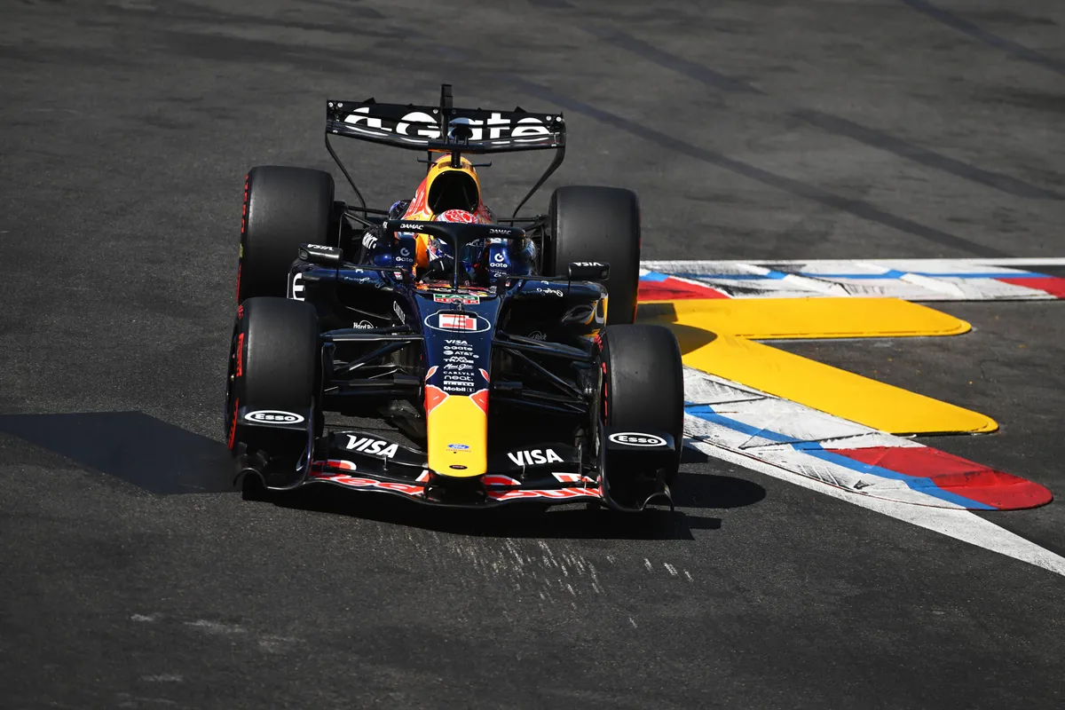 Max Verstappen in actie tijdens de kwalificatie voor de F1 Grand Prix van Monaco in 2026