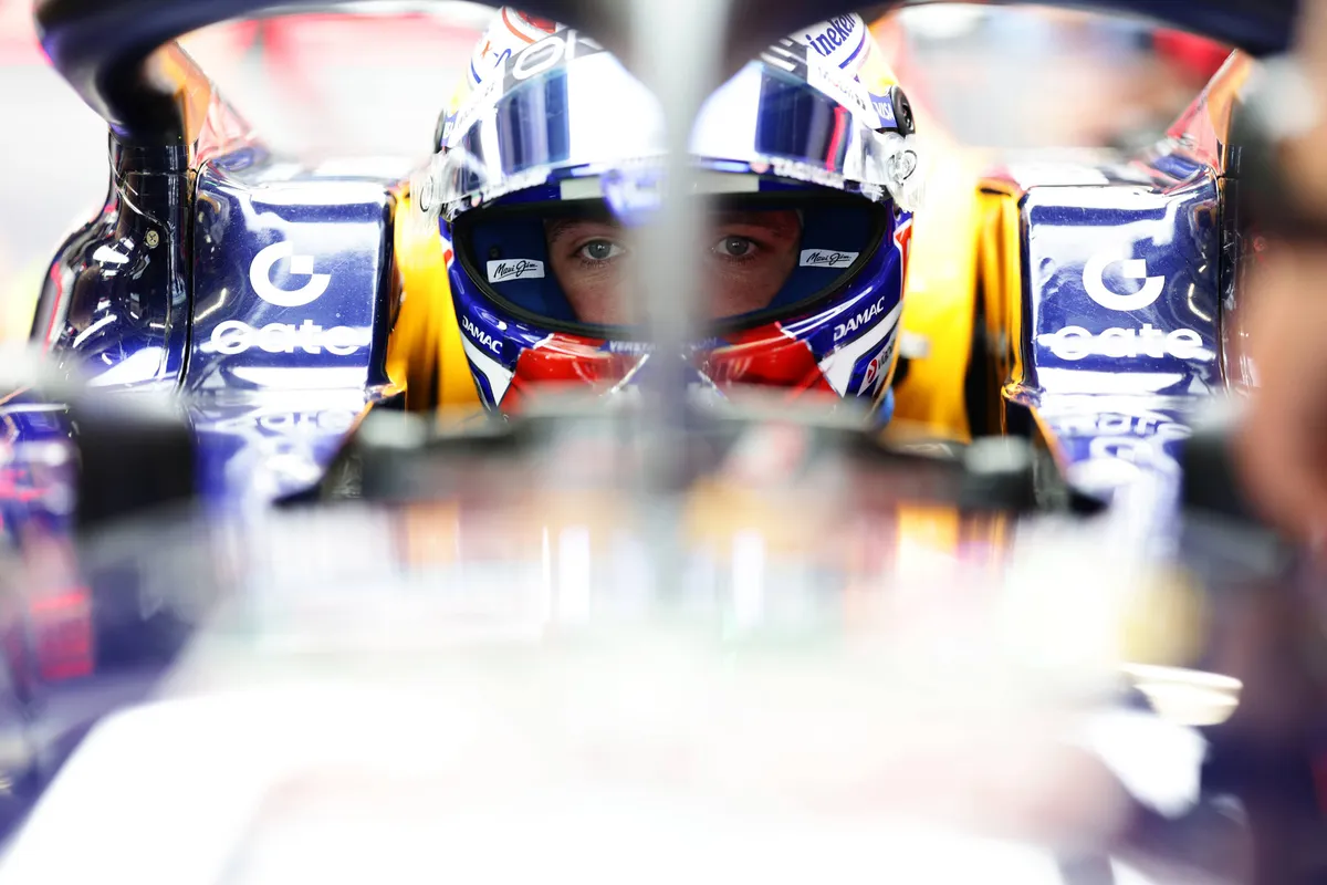 Max Verstappen in de garage tijdens de derde vrije training voor de F1 Grand Prix van Barcelona 2026
