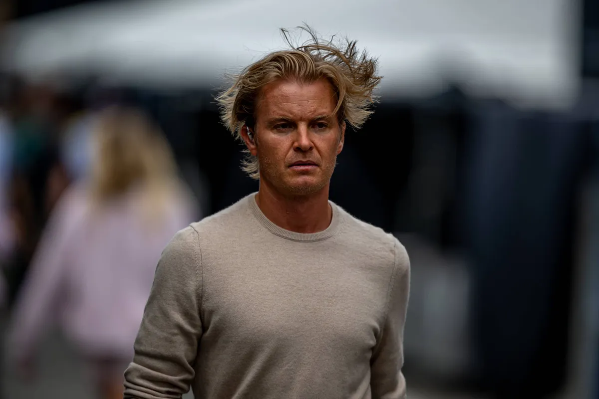 2016 F1-wereldkampioen Nico Rosberg rent door de F1-paddock