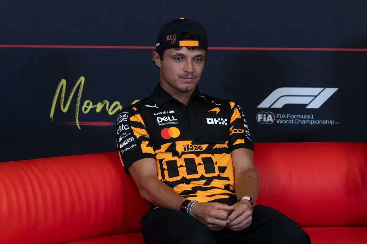Een bezorgde Lando Norris tijdens de persconferentie in Monaco