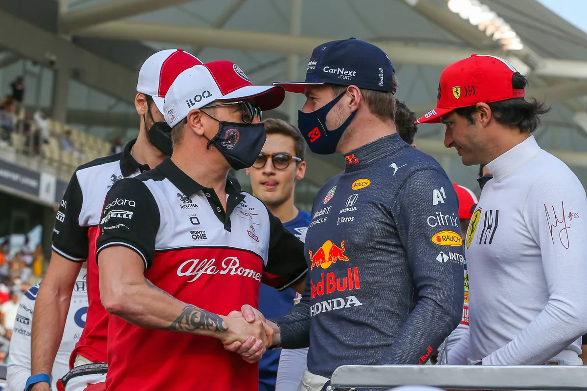 Max Verstappen en Kimi Raikkonen op de grid in de F1