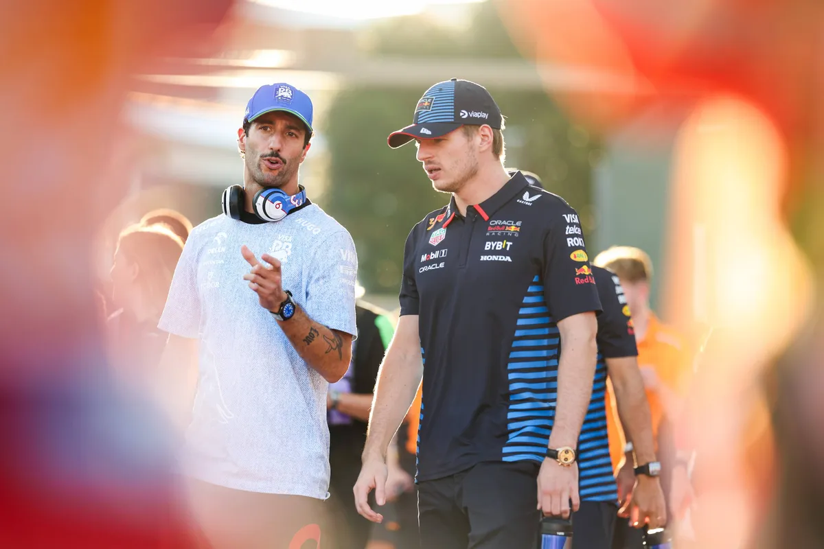 Daniel Ricciardo en Max Verstappen tijdens GP Singapore 2024