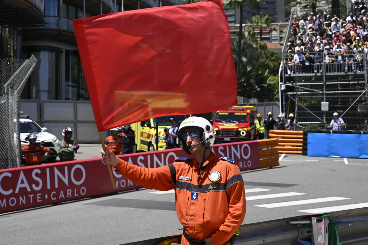 De rode vlag wordt gezwaaid door een marshal in Monaco tijdens de 2026 F1-race