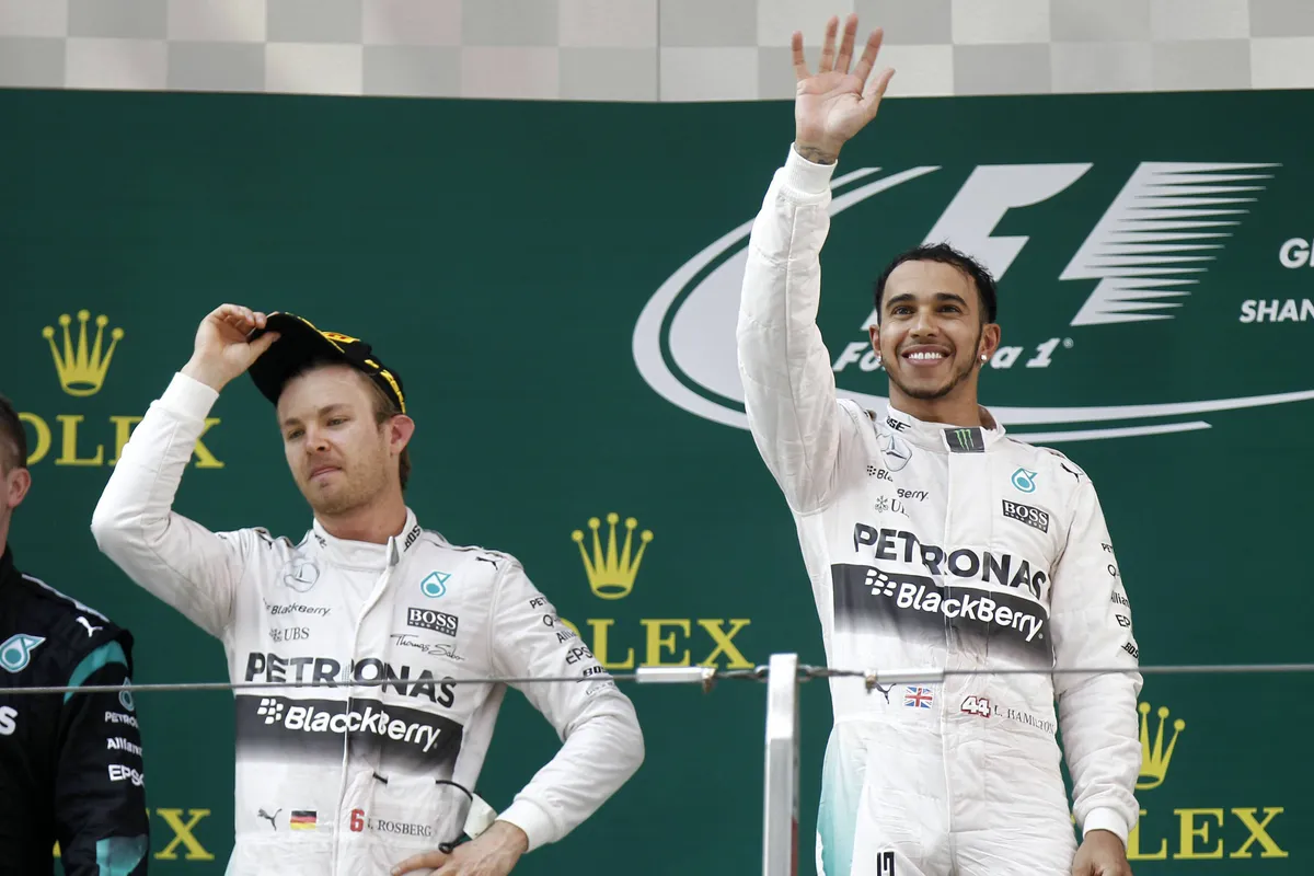 Nico Rosberg en Lewis Hamilton op het podium als Mercedes-teamgenoten in 2015