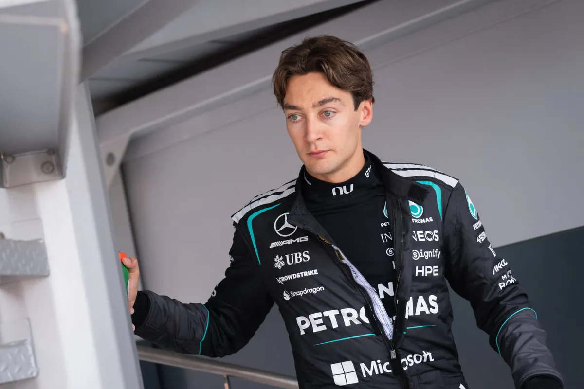 George Russell komt de trap afgelopen in Monaco op de vrijdag