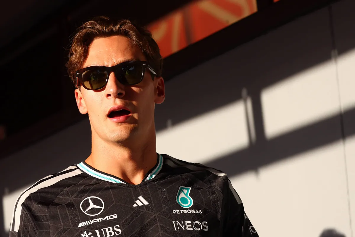 Mercedes-coureur George Russell tijdens de mediadag in Barcelona