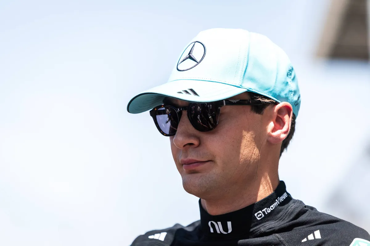 George Russell voor Mercedes op de F1-grid in Barcelona