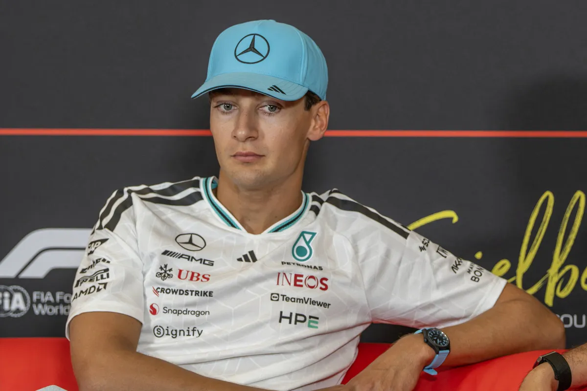Mercedes-coureur George Russell in de persconferentie in Oostenrijk