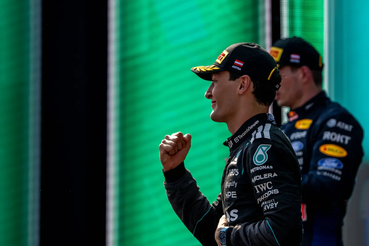 George Russell en Max Verstappen op het podium in Oostenrijk