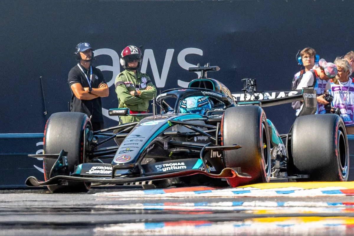 George Russell in de Mercedes in de chicane in Monaco