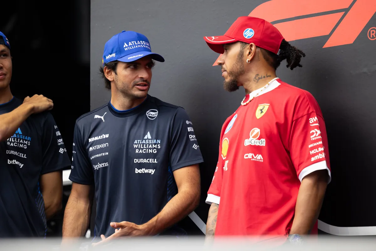 Carlos Sainz en Lewis Hamilton in gesprek met elkaar
