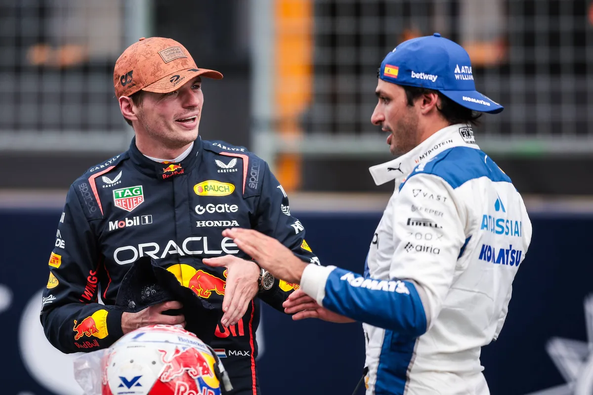 Carlos Sainz in gesprek met Max Verstappen in 2024