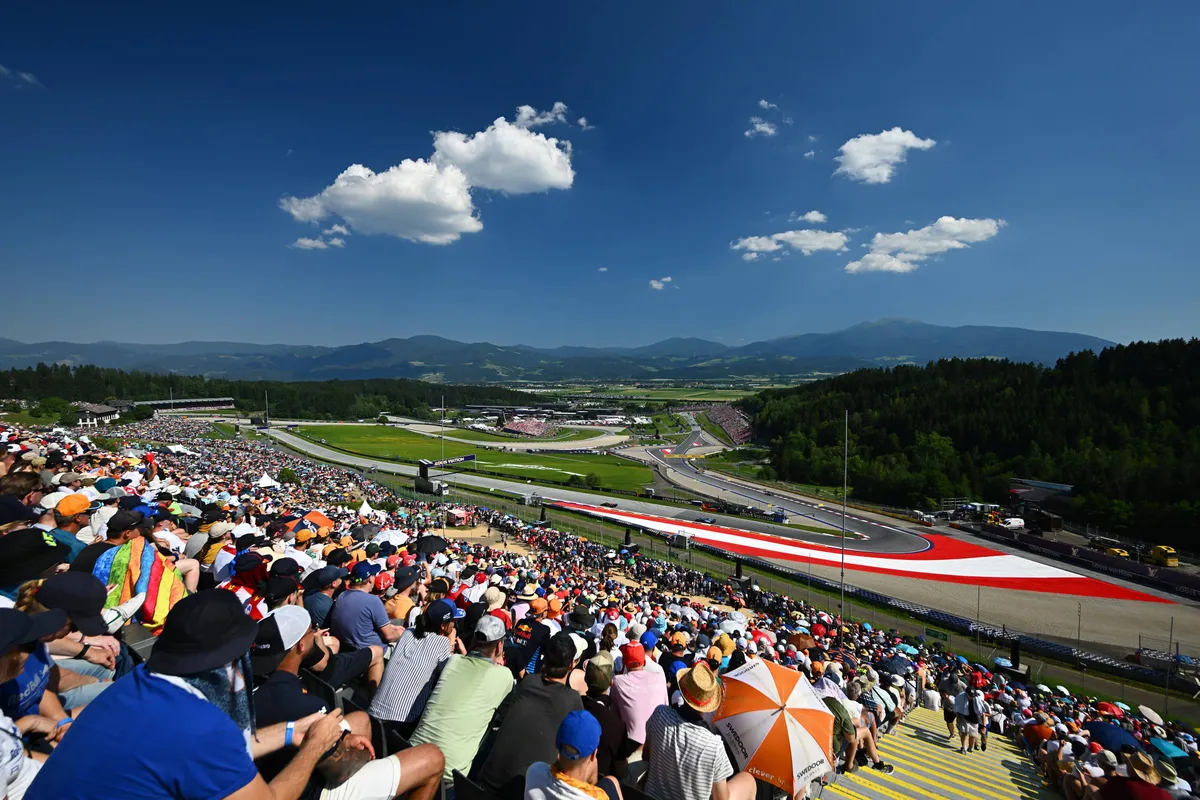 Een prachtig shot vanaf de tribune tijdens de kwalificatie voor de F1 Grand Prix van Oostenrijk in 2026