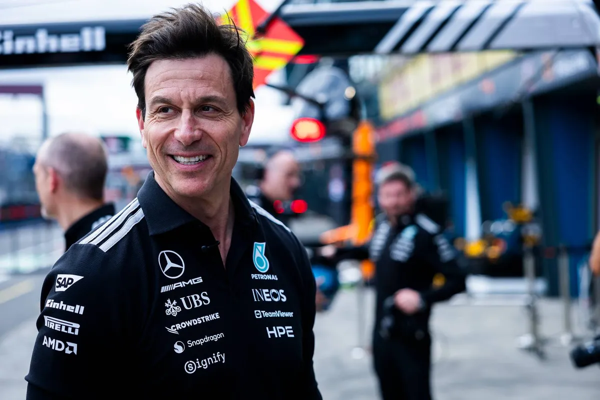 Toto Wolff in de pitstraat tijdens het F1-raceweekend in Australië in 2026