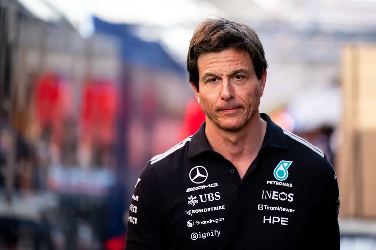 Een sippe Toto Wolff na de zege van Lewis Hamilton in Barcelona