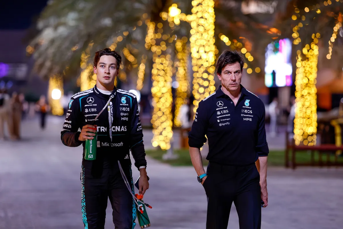 Toto Wolff en George Russell tijdens de wintertest in Bahrein in 2026