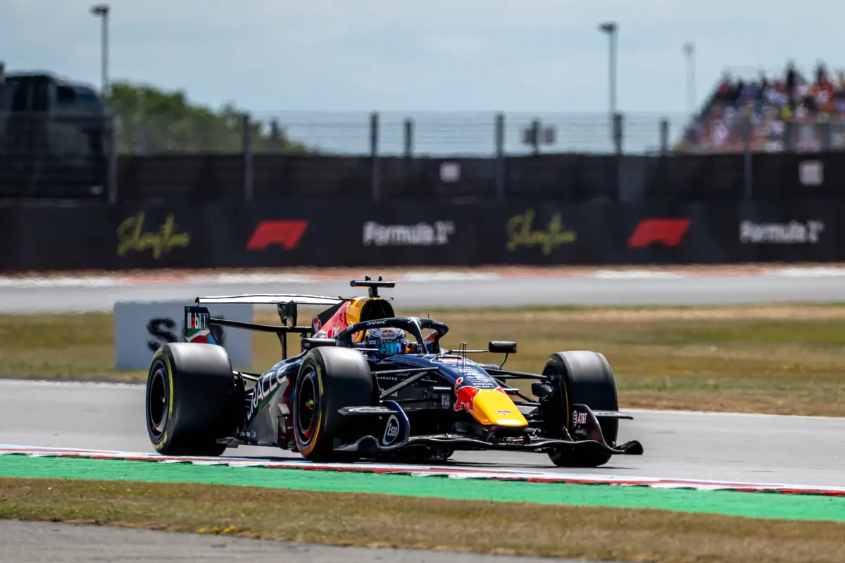 De achtervleugel op de RB22 van Max Verstappen in Groot-Brittannië
