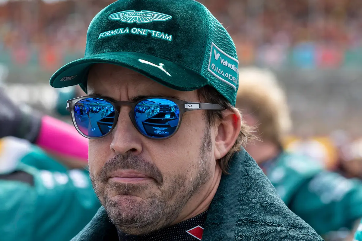 Aston Martin-coureur Fernando Alonso in Groot-Brittannië