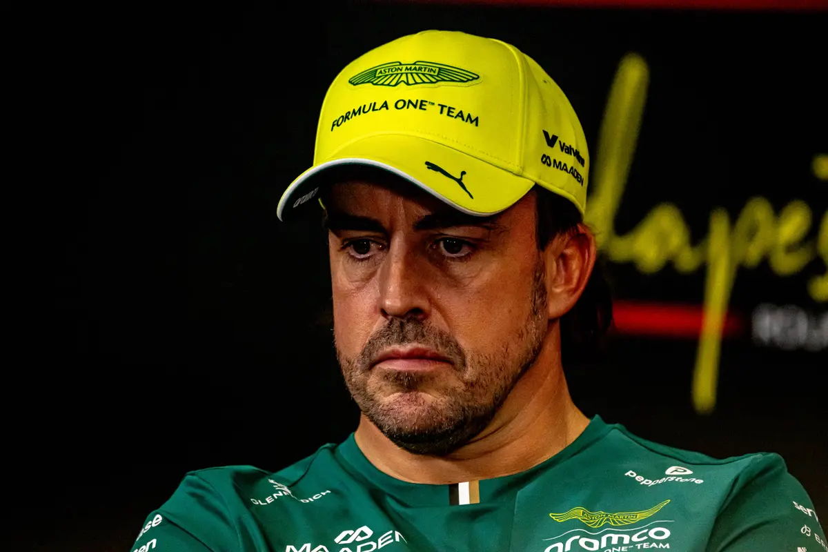 Aston Martin-coureur Fernando Alonso wordt mogelijk uitgesloten van F1-races in 2026