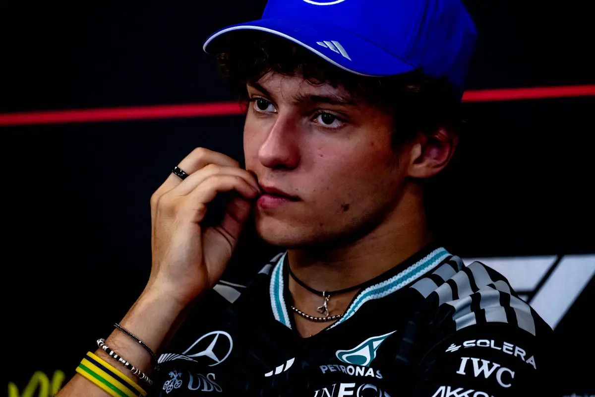 Mercedes-coureur Kimi Antonelli heeft problemen met zijn motor