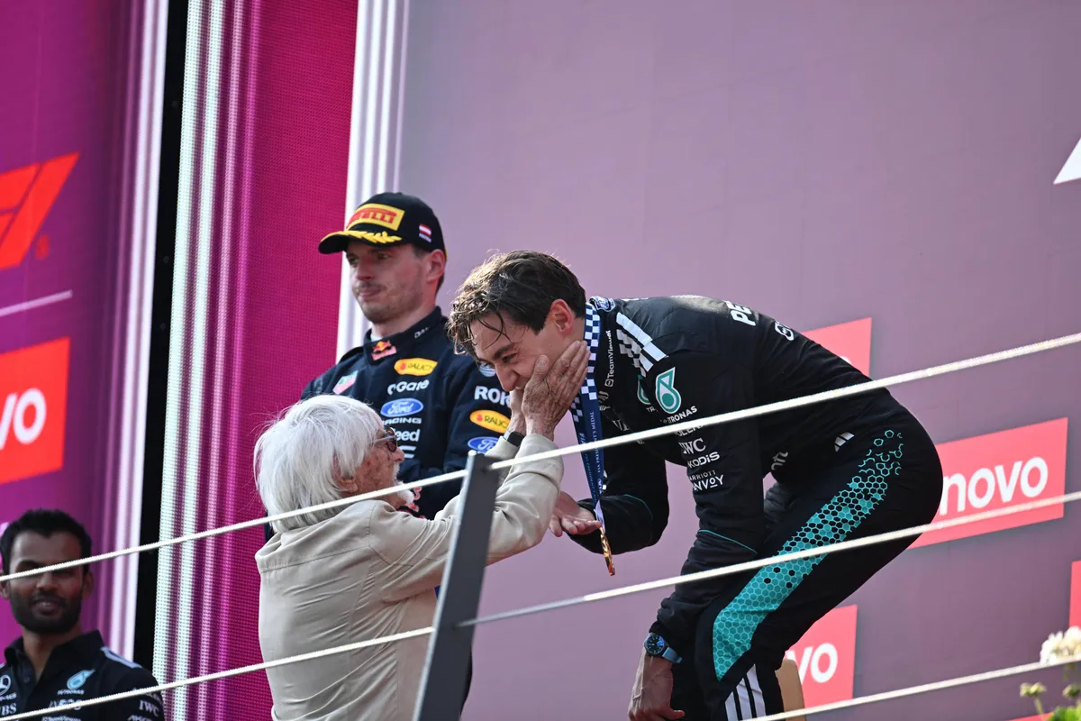 Bernie Ecclestone met George Russell en Max Verstappen op het podium in Oostenrijk