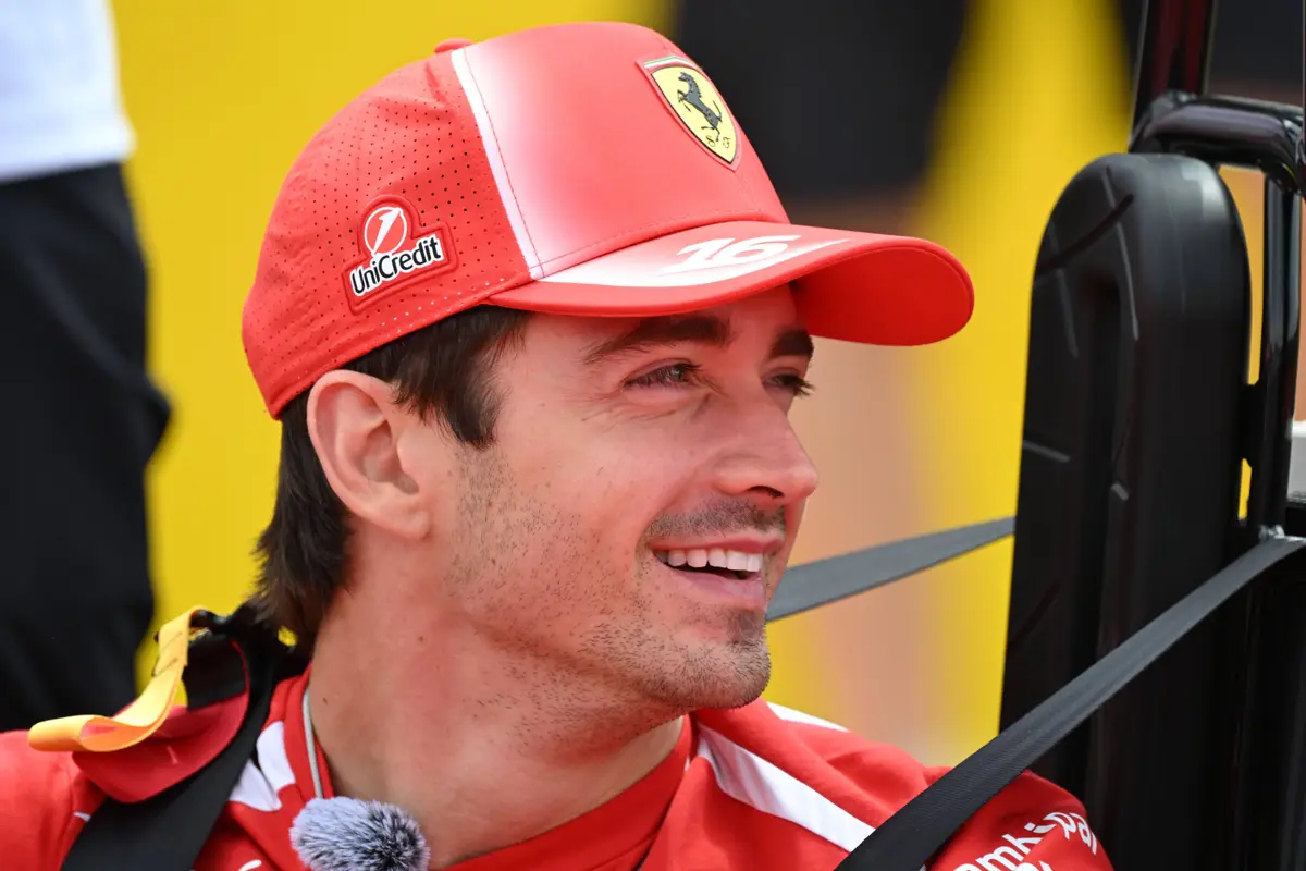 Charles Leclerc tijdens de F1-lego race voorafgaand aan de F1 Grand Prix van Groot-Brittannië in 2026