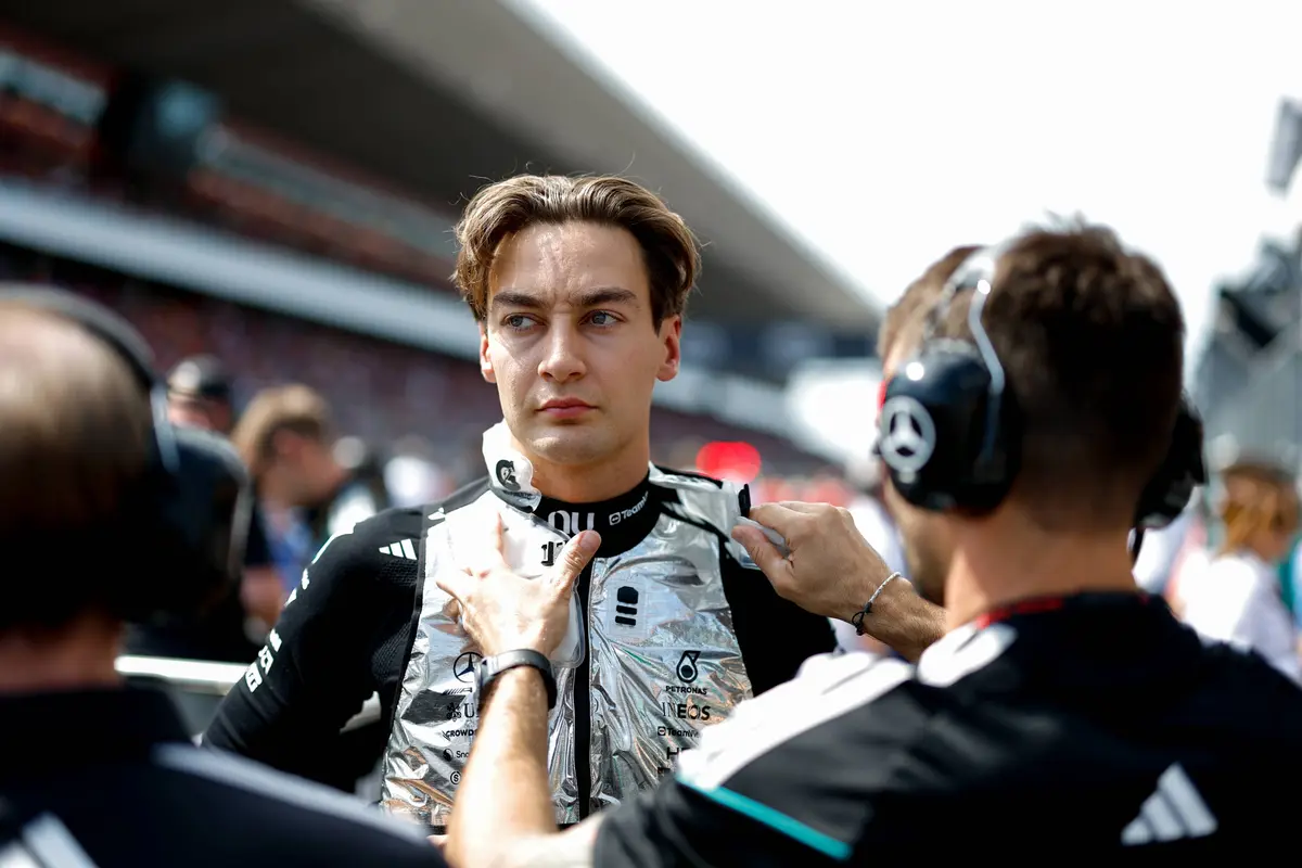 Mercedes-coureur George Russell op de F1-startgrid in Hongarije